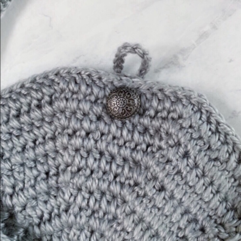 Cute Crocheted Small Silver Circle Crossbody Purse!✨ - Picture 4 of 8